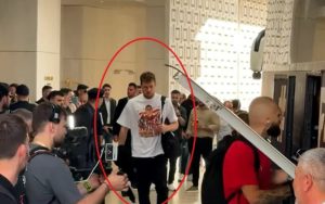 Επική μπλούζα Βεζένκοφ με Μπαρτζώκα πριν τον τελικό – Τι επέλεξε να φορέσει