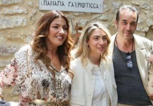 Βάπτιση Πάνος Μουζουράκης – Μαριλού Κόζαρη: Υπέρλαμπρη η νονά Έλενα Παπαρίζου – Φωτoγραφίες