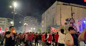 «Καίγεται» ο Πειραιάς για το ευρωπαϊκό του Ολυμπιακού – Οι πρώτες εικόνες