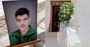 Έγραφε μόνο 3 λέξεις: «Δάκρυσαν» όλοι με το στεφάνι στην κηδεία του Νικήτα – Όλοι έψαχναν ποιος το έστειλε