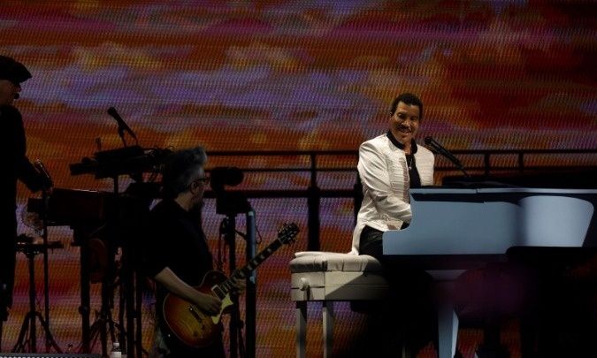 ΕΚΤΑΚΤΟ - Εσπευσμένα στο νοσοκομείο ο τραγουδιστής, αναβάλλονται οι συναυλίες - Τι συνέβn