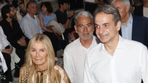 Όλοι μιλούν για την Μαρέβα Μητσοτάκη: Τι φόρεσε για να συνοδεύσει τον πρωθυπουργό στην Επίδαυρο – Φωτoγραφίες