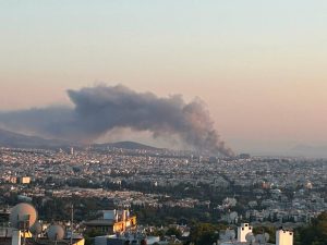 Σοκ μέσα στην Αθήνα: Ήχησε το 112 – Μεγάλη φωτιά στο Θέατρο Badminton