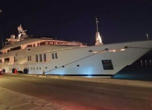 Όλη η Τήνος δεν πίστευε το τεpάστιο γιοτ που έφτασε στο λιμάνι, μόλις είδαν ποιανού Έλληνα είναι