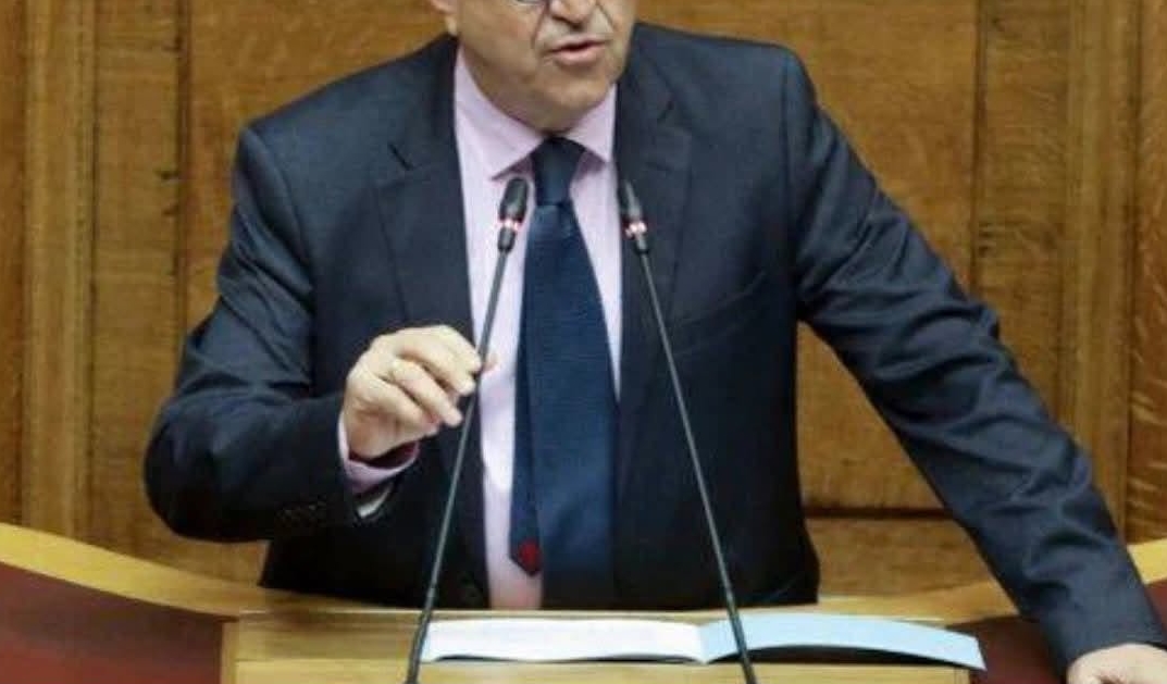 Μεταφέρεται εσπευσμένα στο νοσοκομείο Έλληνας πρώην υπουργός και πρόεδρος κόμματος μετά από τροχαίο