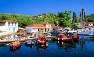 Κρυμμένος παράδεισος, χωρίς τουρίστες: Το νησί που κοιμάσαι, διασκεδάζεις και τρως ψαράκι μόλις με 15 την ημέρα
