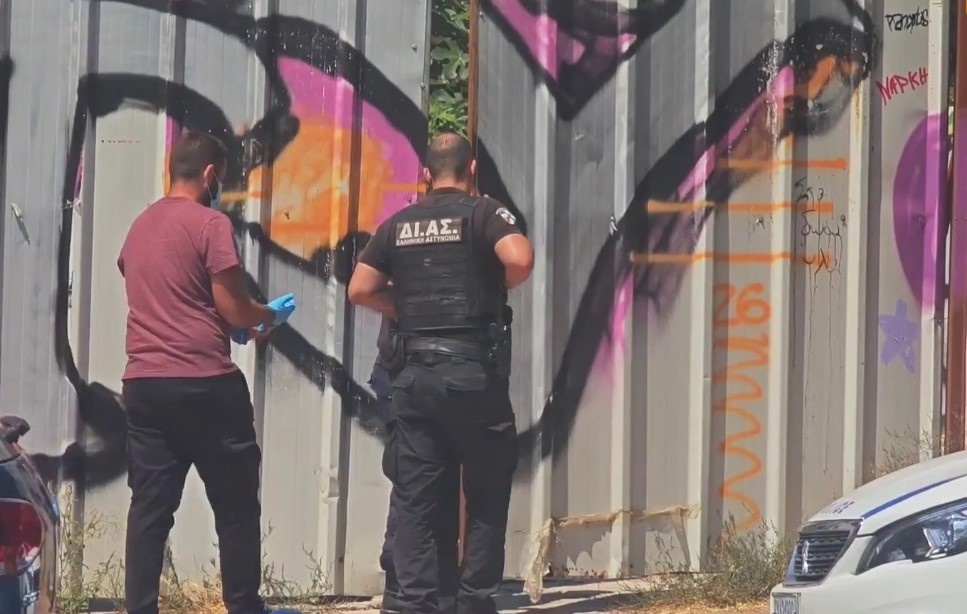 Όλα τούμπα στην υπόθεση με τη βαλίτσα στην Ευελπίδων: Η μαρτυρία γείτονα ανατρέπει τα πάντα - «Εκεί έμενε ένας...»