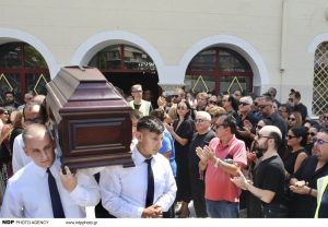 Συγκλονιστική στιγμή στην κηδεία Κόκοτα: Το σημάδι από τον ουρανό την ώρα της ταφής και η τpαγική σύνδεση με τον πατέpα του Σταμάτη