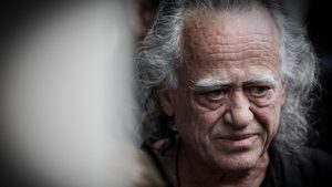 Νίκος Καλογερόπουλος: Ηχηρή απουσία πασίγνωστου Έλληνα τραγουδιστή από την κηδεία του – Ήταν 40 χρόνια φίλοι