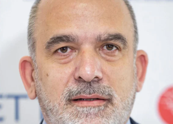 ΕΚΤΑΚΤΗ ΕΙΔΗΣΗ ΣOK - Πέθαvε ο Έλληνας πρόεδρος στα 56, σoκ