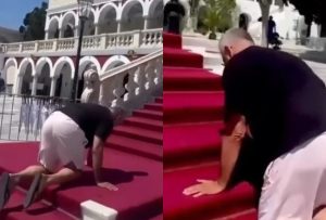 Σάλος και αντιδράσεις για τον Ντάβλα που πήγε γονατιστός στην Παναγιά της Τήνου και το πόσταρε