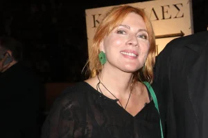 Όχι δεν είναι ο Αθερίδης: Η Σμαράγδα Καρύδη στην Επίδαυρο μαζί με πρώην σύντροφό της