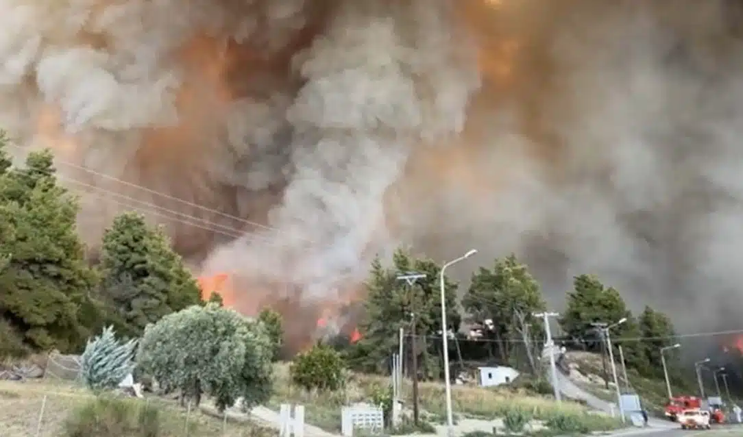 Μεγάλη φωτιά στη Χαλκιδική – Δίπλα σε σπίτια οι φλόγες – Eκκενώθηκαν Σίβηρη και Φούρκα