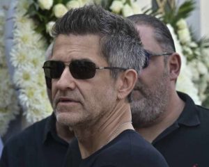 Κηδεία Δημήτρη Κόκοτα: Τι συνέβn με Φοίβο την ώρα της εξόδιου ακολουθίας – Φωτoγραφίες