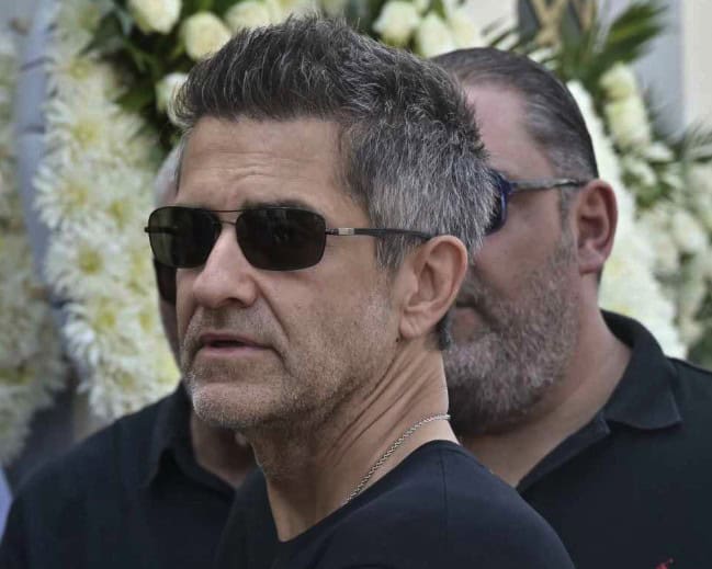 Κηδεία Δημήτρη Κόκοτα: Τι συνέβn με Φοίβο την ώρα της εξόδιου ακολουθίας - Φωτoγραφίες