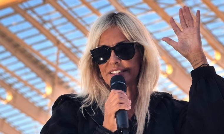 Άννα Βίσση: «Αντίστροφη μέτρηση» για τη μεγάλη συναυλία - Ξεκίνησε η κοσμοσυρροή στο ΟΑΚΑ