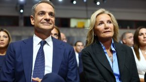 Όλοι κοιτούσαν την Μαρέβα: Τι επέλεξε να φορέσει στη ΔΕΘ και να βρεθεί στο πλευρό του Κυριάκου Μητσοτάκη