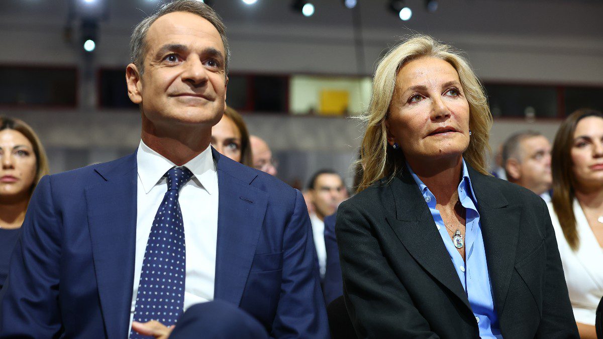 Όλοι κοιτούσαν την Μαρέβα: Τι επέλεξε να φορέσει στη ΔΕΘ και να βρεθεί στο πλευρό του Κυριάκου Μητσοτάκη