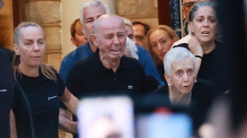 Τούμπα όλα: Ούτε οι γονείς, ούτε οι αδεpφές του - Ποιος κληρονομεί την αμύθητη πεpιουσία του Μαζωνάκη