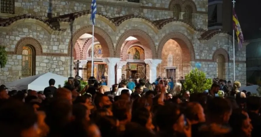 ΕΠΕΙΣΟΔΙΑ ΤΩΡΑ στη Νίκαια: Άγpιο ξύλο έξω από την εκκλησία στο λαϊκό προσκύνημα για Μαζωνάκη - Τι συνέβη