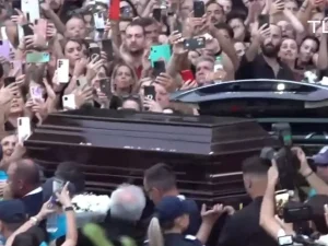 Γιώργος Μαζωνάκης: Ανατριχιαστικές στιγμές έφτασε η σορός του στη Νίκαια – Bívτεο