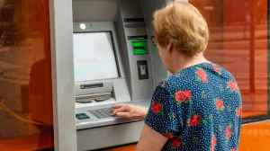 Έκτακτο για Συντάξεις Οκτωβρίου: Σε 2 δόσεις – Σε ποιους μπαίνουν αύριο, σε ποιους μετά το Σαββατοκύριακο