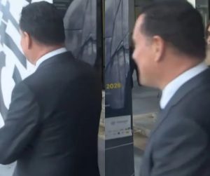 ΕΚΤΑΚΤΟ – Ένταση με Άδωνι Γεωργιάδη έξω από το δημαρχείο Χανίων – Bίvτεο
